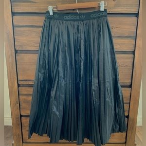 Adidas black pleated skirt
